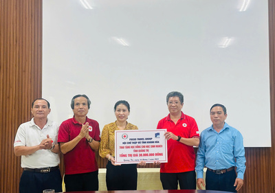 Trao 50 suất học bổng cho học sinh nghèo tỉnh Quảng Bình và tỉnh Quảng Trị. 